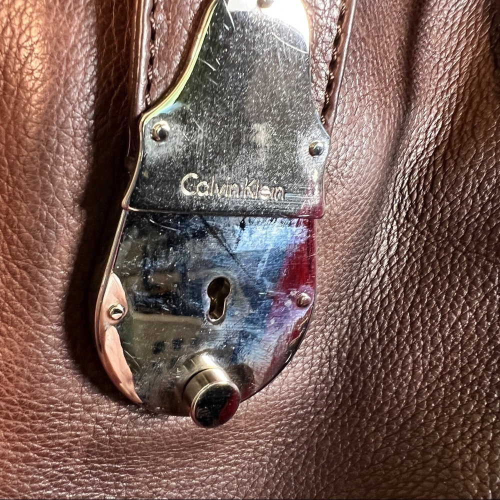 CALVIN KLEIN Shoulder bag with clasp closure. Brown pebble leather. Key fob - Picture 2 of 11